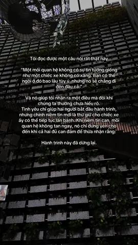 Có lẽ, ai trong chúng ta cũng từng ngồi lại quá lâu trong một mối quan hệ đã không còn vận hành chỉ vì vẫn còn yêu, vẫn hy vọng rằng chỉ cần đủ cố gắng mọi thứ sẽ trở lại như ban đầu. Nhưng một mối quan hệ thiếu niềm tin thật sự giống như một chiếc xe không còn xăng bạn có thể ngồi ở đó bao lâu tùy ý, có thể cố nổ máy, có thể đợi nhưng nó sẽ chẳng thể đi đến đâu nữa. Bởi tình yêu là cảm xúc giúp ta khởi hành, còn niềm tin mới là năng lượng giữ cho hành trình tiếp tục. Khi niềm tin cạn, mọi cố gắng chỉ còn là ngồi trong một chuyến xe đã dừng từ lâu nơi không ai sai, chỉ là không còn cách nào để tiến về phía trước. Và có lẽ, trưởng thành trong tình yêu là khi ta đủ can đảm để thừa nhận điều đó. Rằng đôi khi, dừng lại không phải là kết thúc mà là cách để ta giữ lại sự bình yên, trước khi chính mình cạn kiệt🫀 #fyp #foryou #fypシ゚ #nguoibinhthuong 