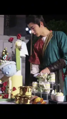 Một góc khác của chiếc bánh cắt mãi ko được, ra là bánh ở bên trong. Lung Lung của chúng ta nếm thử 1 miếng để thể hiện sự trân trọng tình cảm fan dành cho mình, nhìn cách anh đậy nắp chiếc bánh là biết sự tỉ mỉ cẩn thận của mình. Tuy bị rớt mà a vẫn nhặt lên ăn, ko cầu kỳ kênh kiệu. Còn dặn dò mọi ng về cẩn thận. Người đâu mà đẹp thánh thiện mọi mặt vậy chứ!!!!#yumenglong于朦胧 #camoho #vumonglung #YML 