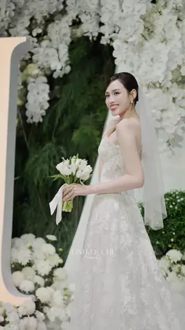 Đắm chìm trong vẻ đẹp tinh khôi, thanh lịch và sang trọng của cô dâu Đỗ Hà với chiếc váy trong mơ tuyệt đẹp của mình 🥰 Các cô dâu book lịch chụp của Linh Lê Chí Team cũng sẽ được diện những bộ váy cưới lộng lẫy, có gout và phù hợp nhất nha 👰🏻‍♀️ #linhlechiteam #hoahaudoha #vietvuongdoha #dohawedding #damcuoidoha