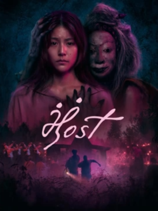 Host (2025) Atención: En la siguiente reseña hablo de la trama, de la narrativa, desmenuzo prácticamente toda la película y lo aderezo con ricos y malvados spoooileeers y revelaciones de todo tipo. Estás avisado/a. Desde este Canal no facilitamos enlaces de visionado, ni de descargas. Muchas Gracias.          “Host” es una película tailandesa de terror, una propuesta, para esta última semana de octubre de 2025, que viene de la mano de Amazon Prime, es de hecho una producción de ellos y para ellos que puedes ver actualmente en su catálogo, y que llega dirigida por Pokgong Pairach, un director que conozco solo por tres películas concretas, y en las que se mueve por el terror psicológico, adolescente, cuando no de Colegios Mayores como en su “Siam Square”, en orfanatos como en esta “Host”, “Huésped” en castellano, que nos trae una narrativa de dos horas largas, un tanto oscuras y lluviosas, que pueden llegarte a entretener en una historia que recoge leyendas tailandesas con reminiscencias de películas de terror como “La Monja”.  En Tailandia hay un mito, una creencia sobre un espíritu que acompaña a los recién nacidos, y que los protege a lo largo de su vida, algo así como nuestro “Ángel de la Guarda”, que es protector, aquí es un espectro femenino, que actúa como madrina ectoplasmática de nuestra protagonista, siendo vengativa como ella sola, y jugando con la ambigüedad en cuanto a lo que hace respecto a los casos de acoso y violencia que sufre su protegida…  ¿Por qué, dónde, cuándo y cómo verla? Todas esas dudas no serán resueltas en este vídeo, pero queda estupendo ponerlo por aquí... Total, nadie lee las descripciones... ¿O sí? #cine #peliculas #pelicula #opinion #terror #cinedeterror #host  Marcas de Tiempo: 00:00 Fantasmas Tailandeses en la Oscuridad. 07:40 Decidme adiós, que me voy... ¡¡Suscríbete!!      ¿Me haces un enorme favor?: Suscríbete al Canal👀, dale Like👍 si te ha gustado🥰 y comparte con tu gente👨‍👩‍👧‍👦. A ti no te cuesta absolutamente nada, y a mi me ayudas muchísimo a seguir creciendo⚡. Muchas, Muchísimas Gracias😍