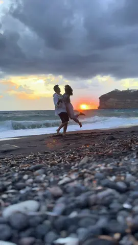 مرّت سنة عأول رقصة، كانت بداية عمرنا سوا… واليوم، على الغروب، بنفس النغمة، بنفس الخطوات، رجعنا نرقصها بس الحب صار أهدى، أصدق، وأعمق 🤍🤍🤍  #ذكرى_زواج #حب_عمري #lovestory❤️ #forever #حكايتنا 