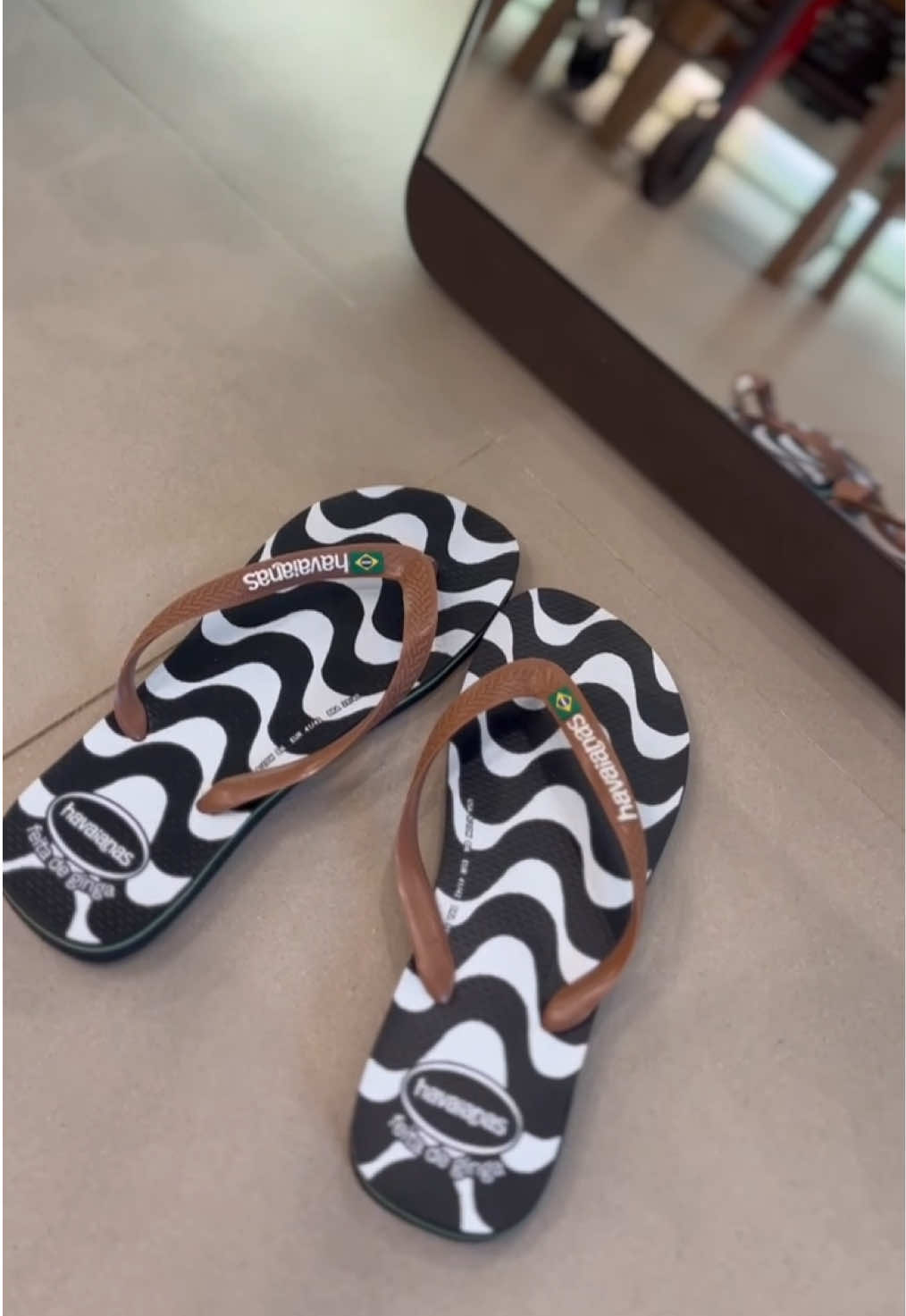 Fala sério, essa coleção está uma mais linda que a outra!🩴😮‍💨 #havaianas  #havaianaslivredecliches #hava #viraltiktok #tiktokviral 