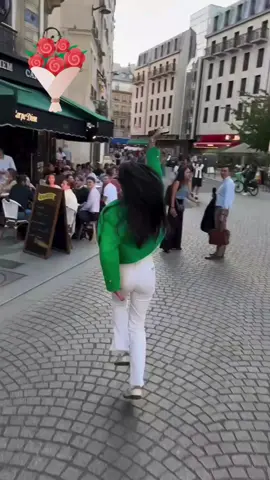 عندما نتحرر من قيودنا الداخلية، ونسمح لأنفسنا بالتحليق بعيدًا عن مخاوفنا وشكوكنا، نجد أنفسنا قادرين على نشر السعادة والفرح من حولنا. العفوية والحرية الداخلية تمكننا من التفاعل بصدق مع الحياة ومع الآخرين، مما يجعلنا مصدر إلهام وسعادة لمن حولنا.رائعة جدا تحررت من كل شيء فحلقت بعيدا واسعدت الكثير في طريقها فتفاعل معها بكل عفويه 💝 مساء السعادة💝