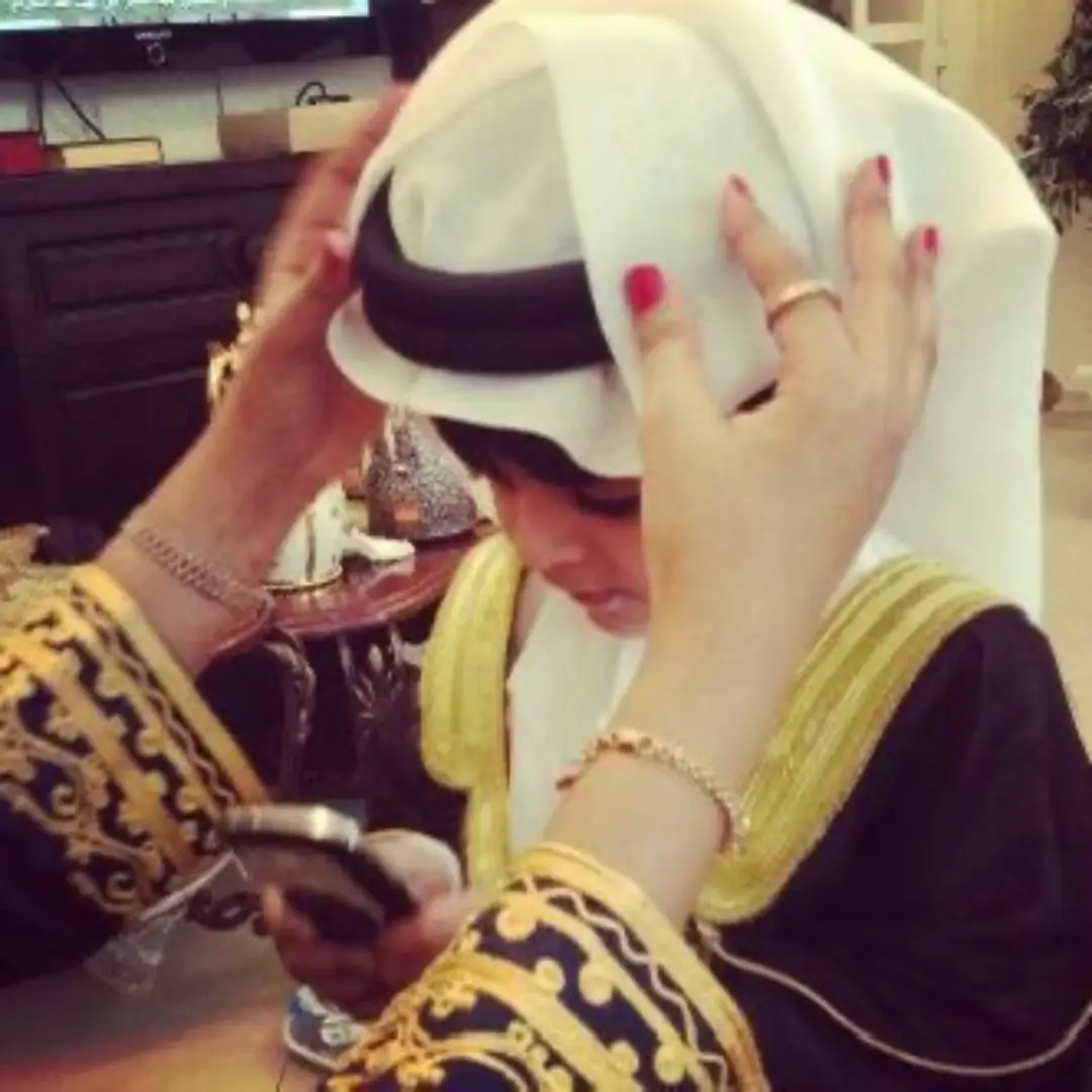 انا معك مثل الطفل ابو خمس ست اعوام  على ادناة حاجة تقدر تزين اخلاقي كرهت الظروف وسالفة للظروف احكام اقدر ظروفك وانت ماتقدر اشواقي يجيني على شوفك مشاعر وله وهيام و انا فيك والله مادري ويشني لاقي لاشفت القمر ينقص ويكمل ونورك تام دريت انك اجمل منه يانبض خفاقي ملامحك شي وضحكتك رحلة استجمام وكلامك حياة وصوتك يرتب اوراقي لعبي غرامك لعبة الغصن والانسام على قمة اللي قمته تتعب الراقي عسى عيونك اللي بين الاغضاي والسلهام مايجذب نظرها الا سحابي وبراقي انا اخاف من طاري المفارق بشكل عام مثل ماتخاف الجن من رقية الراقي ابي عمري وعمرك يجي من ثلاث ارقام وحنا على الحب وعلى هقوة الهاقي عطبتك عن الاوضاع نبذة وروس اقلام ومتى ماتواجهنا بعلمك بالباقي