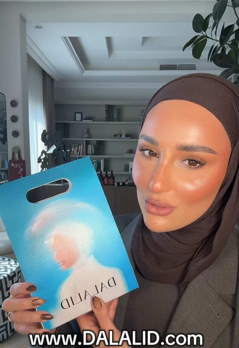 منتجات يديدة في دلاليد الأحد 🪐⚡️🪩 😍 #glow #glowingskin #makeup #مكياج #هايلايتر 