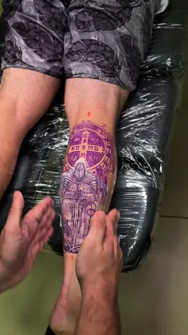 🔥 Força, Fé e Honra. 🔥 Essa tatuagem representa o guerreiro que existe dentro de cada um de nós — aquele que enfrenta as batalhas da vida com coragem e devoção. Cada traço, cada sombra, carrega o peso da história e da fé. ⚔️ 📩 Agende sua sessão e eternize sua armadura na pele! #TatuagemRealismo #TatuagemPretoEBranco #CavaleiroTemplário #TattooTemplária #TattooDeFé               