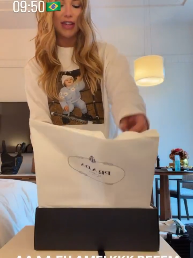 VEJA: Vini Jr. presenteia Virginia com bolsa Prada de R$ 25 mil em chegada a Madri.