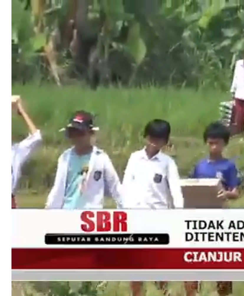 Ditengah isu miring terkait program MBG masih sangat banyak antusias dari anak anak di berbagai pelosok desa. Akses yang sulit bukan menjadi penghalang agar makanan tetap dapat disalurkan. Tidak ada unsur keterpaksaan, tetapi tingginya inisiatif anak anak untuk turut membantu pendistribusian. Harapannya semoga SPPG kami bisa terus memberikan yang terbaik #fypシ゚ #badangizinasional #prabowo 