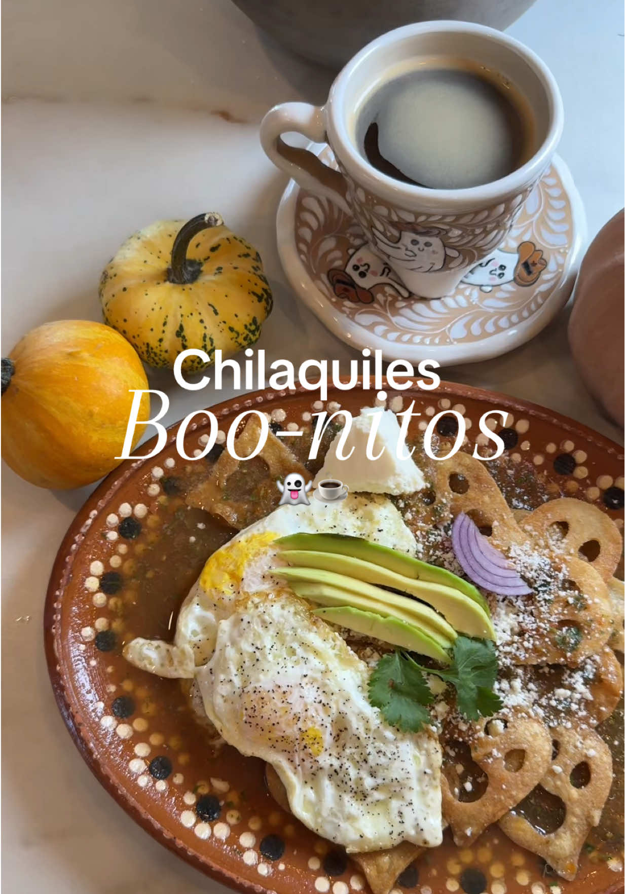 Chilaquiles boo-nitos ☕️👻 #recetasfaciles #chilaquiles #desayuno #comidamexicana #cafecito