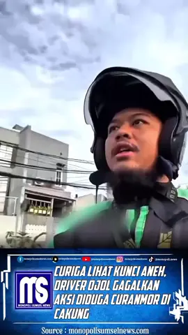 Seorang driver ojek online bernama akun mass.zi menunjukkan kepekaan luar biasa saat melihat dua pengendara motor mencurigakan di wilayah Cakung, Jakarta Timur. Salah satu motor tampak menggunakan kunci tak biasa dan disetut oleh motor lain. Saat dikejar rasa curiga, pengendara itu berhenti di depan sebuah bangunan yang dijaga satpam. Ketika ditanya, pria tersebut mengaku motor itu bukan miliknya dan hanya disuruh seseorang dari daerah Tanah Merah.  Namun keterangan itu tidak konsisten—bahkan satpam di lokasi mengaku tidak mengenalnya. Saat diminta menunjukkan surat kendaraan, pelaku tak bisa membuktikannya dan kemudian meninggalkan motor di tempat dengan alasan akan mengambil surat ke Tanah Merah. Driver ojol pun segera melapor ke Polsek Cakung, dan pihak kepolisian langsung datang mengamankan motor yang diduga hasil curian (curanmor) tersebut. #CuranmorCakung #OjolPeduli #AksiSigapOjol #JakartaTimur #PolsekCakung 
