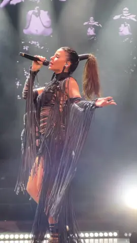 Salla Salla. Simge Sağın ile Rakkas zamanı. Ünlü şarkıcının unutulmaz Harbiye Açıkhava konserindeyiz. (🎥: @protokolcocugu ) #simge #harbiye #istanbul #konser #keşfetteyizzz