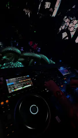 Người yêu ơi đừng bắt anh phải mạnh mẻ khi bên cạnh em  #empireclub #fyp #nhachaymoingay #nhactamtrang #xuhuong #viral #nhacremix #giaitri #barquan1 #saigonvedem 