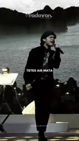 Mengejar Matahari By @ronyparulian__ bersama Erwin Gutawa Orchestra✨ at Konser Malam 100 Cinta #malam100cinta #erwingutawa #orchestra #ronyparulian #mengejarmatahari #fancam #lyricsvideo #lagu2000an #arilasso #laguviral #liriklagu #abcxyz #fypシ゚ 