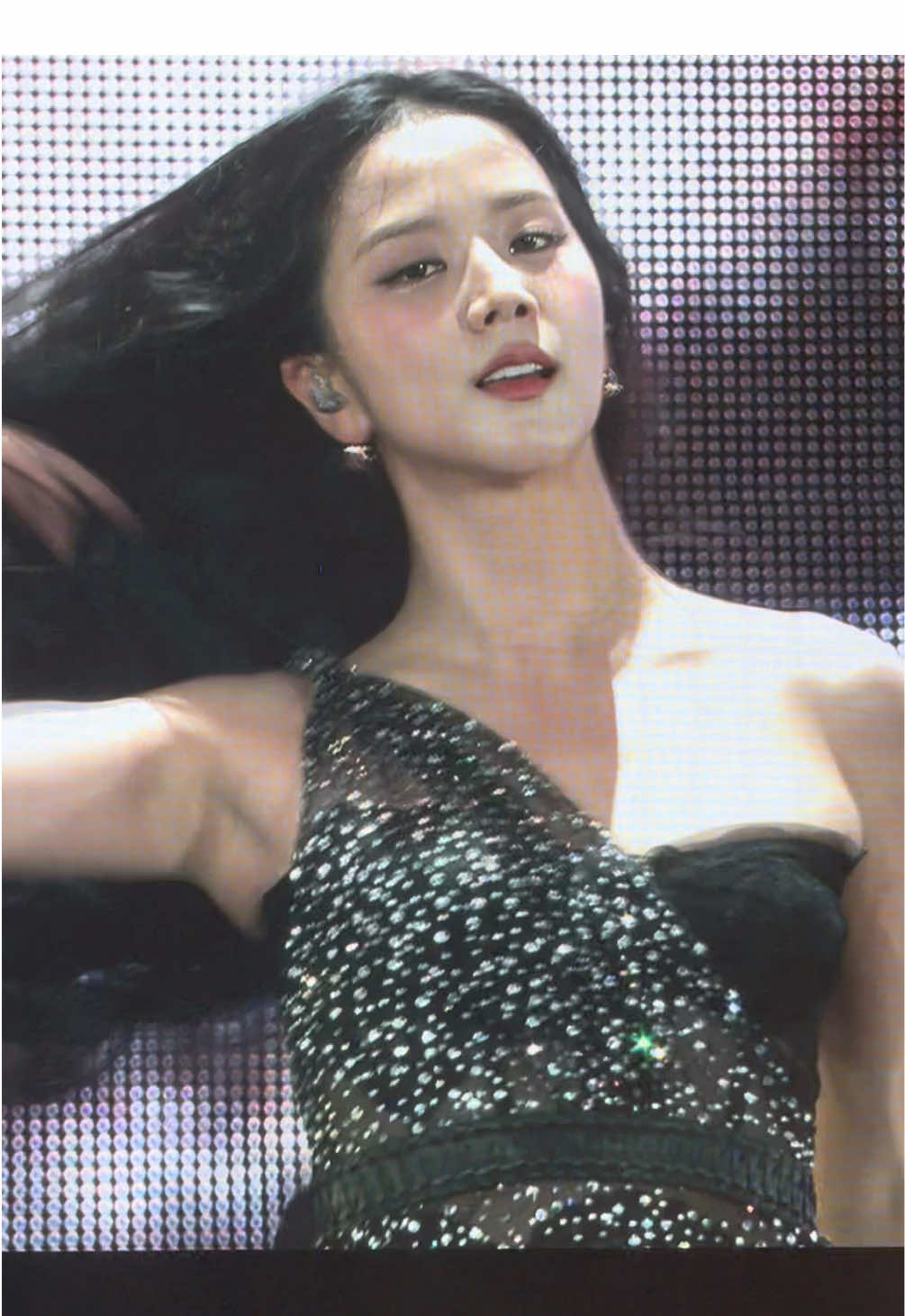 251025 | #JISOO performing “HUGS AND KISSES” at BLACKPINK ‘DEADLINE’ World Tour Concert in Bangkok Day 2