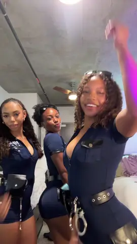 officer officer 🚔  #police #halloween  @shellycoates_ @di4ana._ 