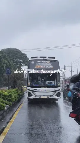 sing mendung cuaca, sing udan hatinya😹😔 #fyp #storybus #videobus #malang #jowopride @Tonipamungkas 