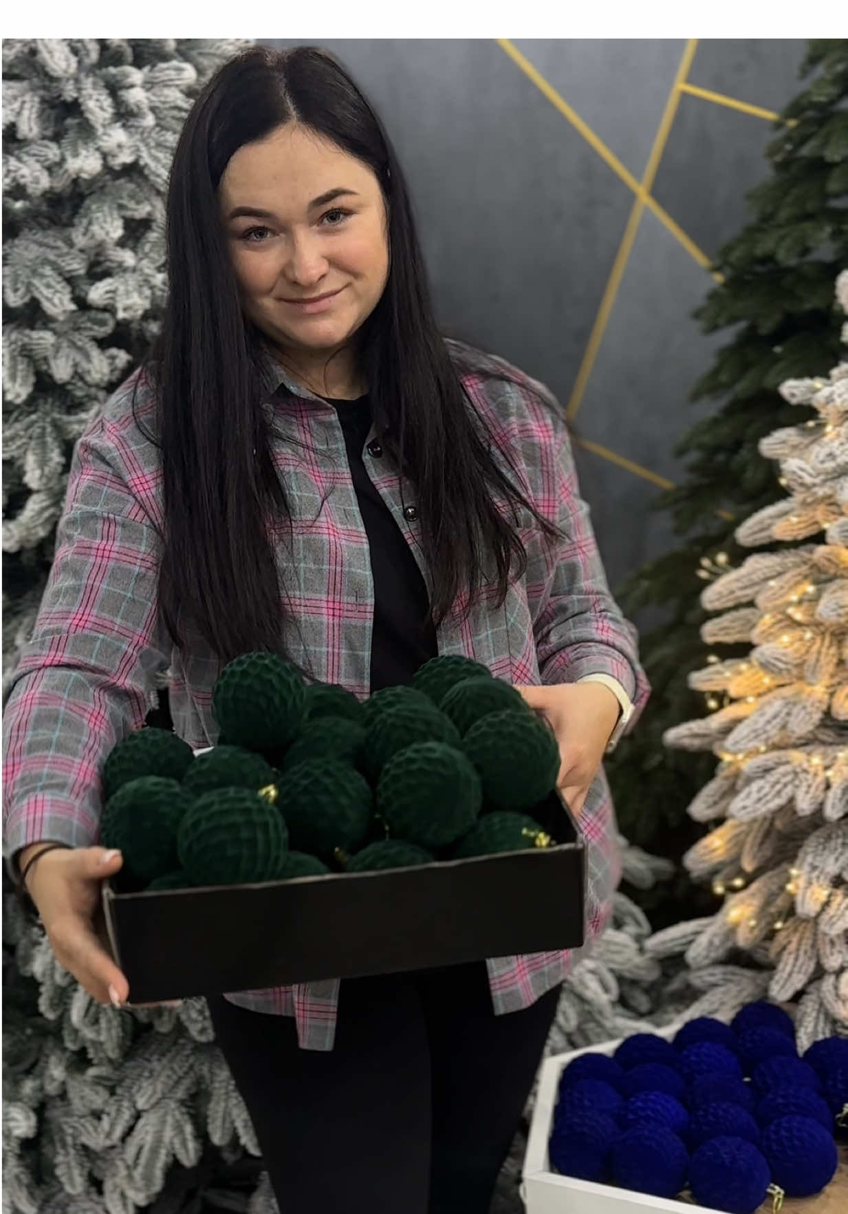 Смарагдові велюрові кулі  Це любоввввв❤️‍🔥❤️‍🔥❤️‍🔥❤️‍🔥 Вони шикарні  Трендовий колір цього сезону 🌲 Набір складається з 12 куль  Діаметром 8см Відмінна якість ✔️ Небються✔️ Виготовлені з пластику✔️ Для замовлення пиши в дірект🙌🏻 #кулі#велюровікулі#смарагдовікулі#декорсмарагд#