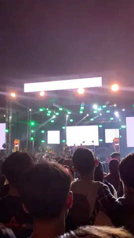 dari purwodadi ke tegal naik motor 4 jam sendirian cuma pengen nyanyi sisa rindu dari om tony❤️💛💚 . terimakasih om @Tony Q Rastafara , karyamu membuatku tidak cemas menjalani hidup dan menerima takdir dengan ikhlas seperti lagu mu dont worry #tonyqrastafara #reggae #ritamalltegal #fyp #foryou 