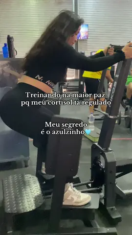 Você sabia que o cortisol, o famoso hormônio do estresse, pode estar sabotando seu corpo e sua mente? 😩 Quando ele está alto, você sente ansiedade, inchaço, cansaço constante, perde foco e até tem dificuldade pra dormir. Foi por isso que eu me rendi ao Drink Azulzinho🩵 Ele ajuda a reduzir o estresse, melhora o sono, equilibra os hormônios e ainda dá aquela sensação deliciosa de calma e bem-estar. É o meu ritual diário pra desacelerar e cuidar de mim de dentro pra fora. ✨ Se você também precisa provar disso, deixa um comentário que te mando o link😘 #Relaxei #CortisolAltoNão #SaúdeEmPrimeiroLugar #BemEstar #momentorelaxei 