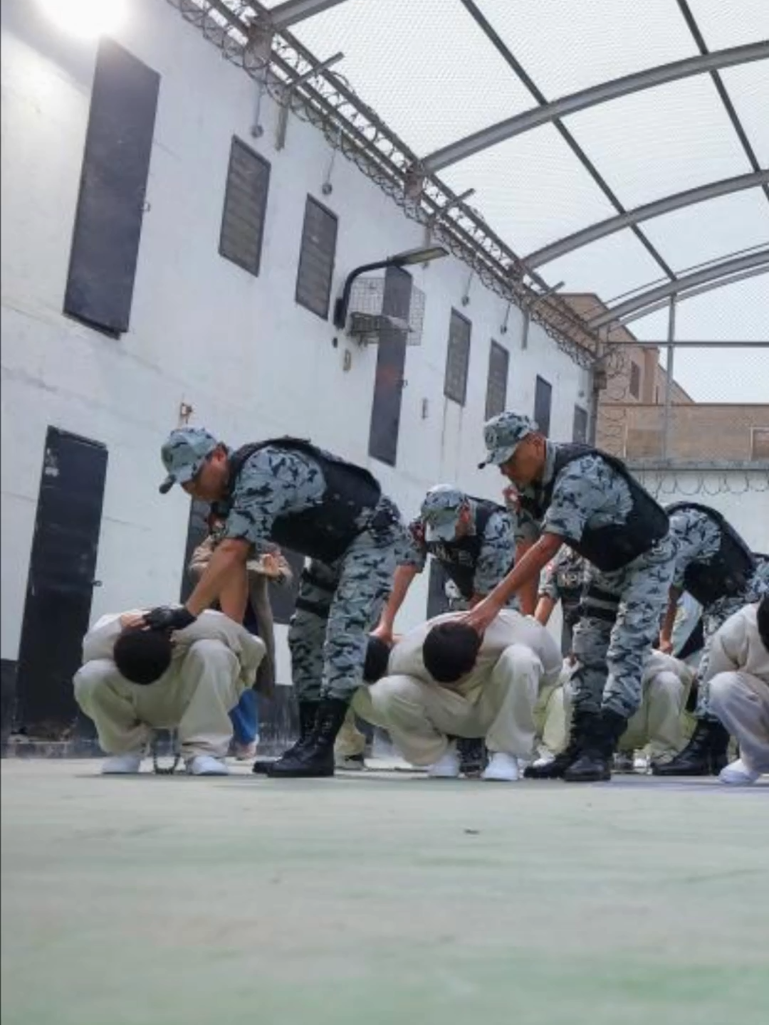 El Gobierno trasladó a 45 reos de alta peligrosidad al nuevo pabellón de máxima seguridad en Ancón I. Entre ellos hay sicarios y cabecillas de bandas. Buscan cortar las redes criminales que operan desde prisión. 🚨🔒 #NoticiasPerú #seguridadnacional2 #AncónI #INPE #GobiernoPeruano