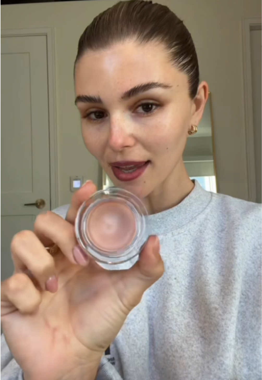 @olivia jade’s everyday essentials. She wears — Solo Shadow Sheen in Glacé and Surrealism The Minimalist in Sandstone Signature Lip Liner in Mayfair