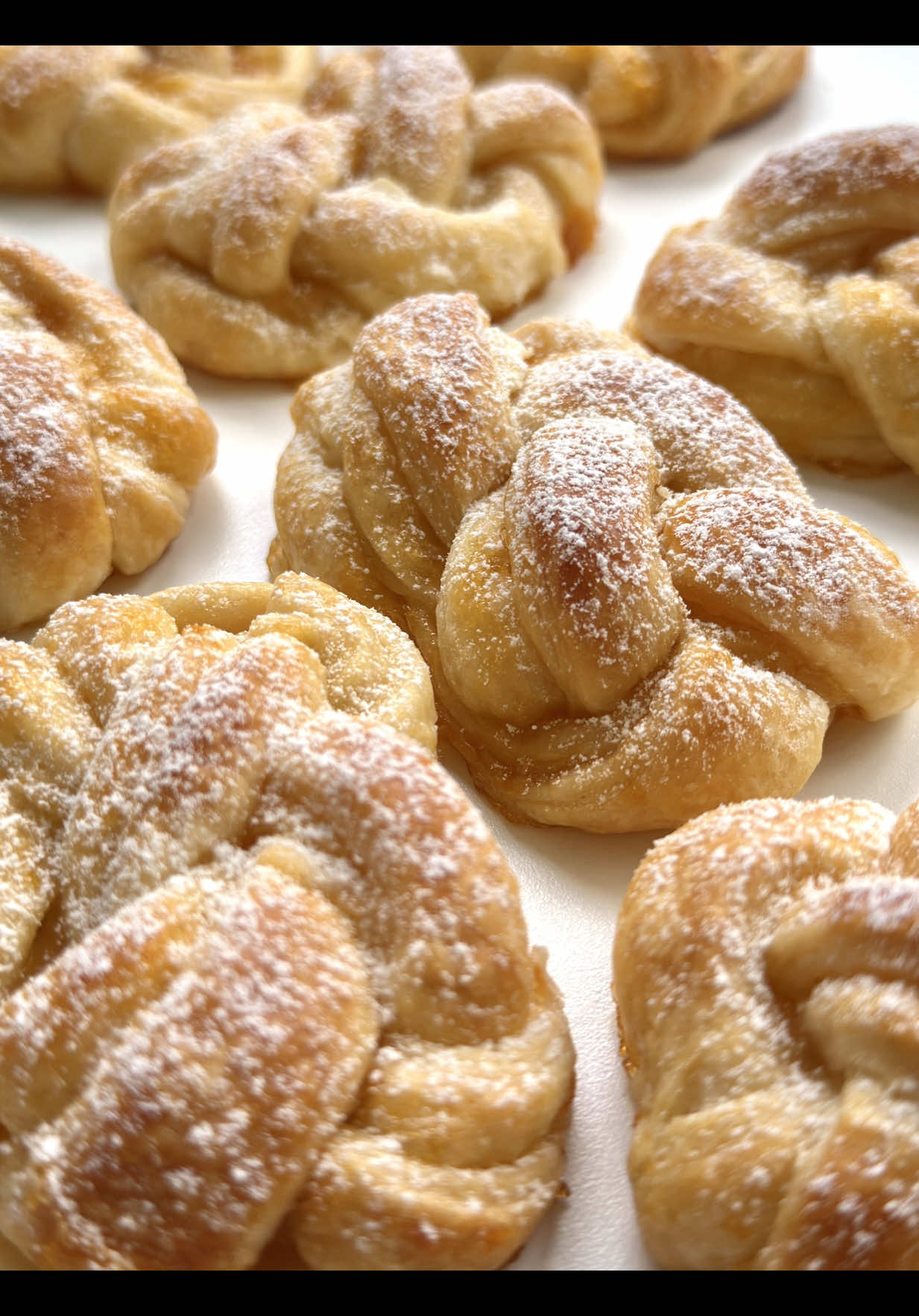 Ad | Apricot Pastry Recipe 🤍🍑 Crispy, golden, and fruity – these apricot pastries are the perfect treat with a cup of coffee or as an elegant dessert. Simple to make, yet wonderfully refined in flavor. 🥰 📝 Ingredients  (for about 8 pieces) • 1 roll of ready-made Danish pastry (or puff pastry) • 2 tbsp apricot jam • a little milk (for brushing) • powdered sugar (for dusting after baking) 🤍 Preparation 	 1.	Roll out the puff pastry and evenly spread the apricot jam on top. 	 2.	Fold the dough once lengthwise. 	 3.	Cut into strips about 5 cm (2 inches) wide. 	 4.	Slice each strip lengthwise into 3 narrow strips, leaving them attached at the top. 	 5.	Braid the three strips together and fold the ends underneath. 	 6.	Place the braided pastries on a baking sheet lined with parchment paper and brush with a little milk. 	 7.	Bake in a preheated oven at 180 °C (350 °F) for about 20–25 minutes, until golden brown. 	 8.	Remove from the oven, let cool slightly, and dust with powdered sugar. Flaky, buttery, and delicately fruity – a pastry that looks like it came from a pâtisserie but takes only a few simple steps. 🤍