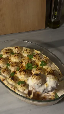 بطاطس مسلوقه ومهروسه اضفت عليها رشه ملح ورشه كزبره ورشه فلفل مجروش وكورتها..  الحشوه: نحمس البصل بزيت ونضيف صدور الدجاج مقطع صغير ونحمسه مع البصل ونضيف فلفل رومي مقطع صغير وجزر مبشور وفصين ثوم مهروسه ومكعب ماجي وبهارات(فلفل اسود،كمون،بهارات مشكله، ورشه خفييفه ملح) وبعدها علبه كامله معجون طماطم و نص كوب مويا ونخليها تتسبك  الصوص:علبتين قشطه ، ملعقتين كبيره جبن سائل ، ملعقتين مايونيز ، وعلى الوجه جبن موزريلا ورشه فلفل مجروش وبالفرن من فوق وتحت مع بعض وبالعااافيه❤️‍🔥 جود🪄 #fyppppppppppppppppppppppp #اكسبلورexplore #طبخ #جوع #رمضان 