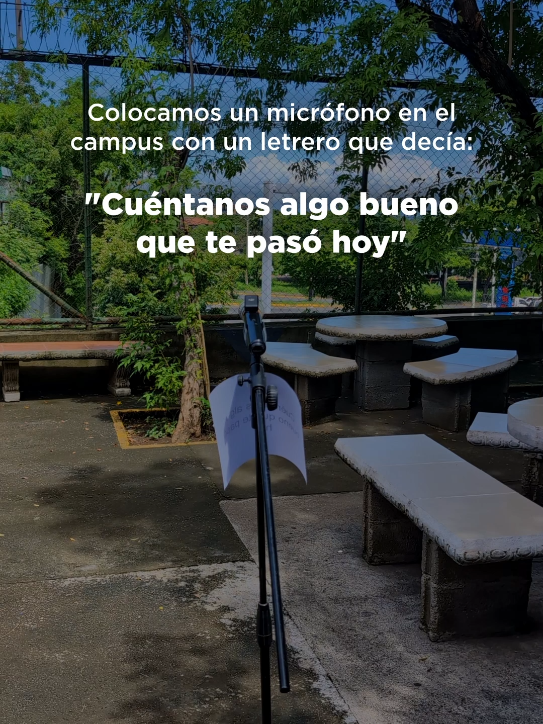 Colocamos un micrófono en el campus con un letrero que decía: Cuéntanos algo bueno que te pasó hoy.
