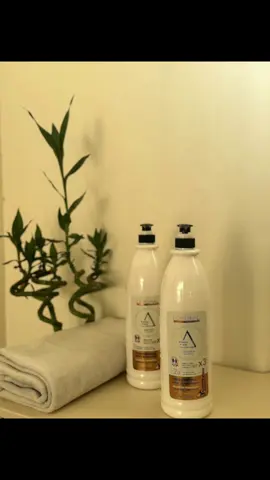 دلّلي شعرك مع L’ORIGINAL PROTEIN، تركيبة احترافية تجمع بين الكيراتين والكولاجين لتمنحك نعومة ولمعان الصالون كل يوم 💛💆‍♀️ تركيبة متطورة غنية بـ زيت جوز الهند، الكولاجين، والبروتين لتغذية الشعر من الجذور حتى الأطراف. تنظف فروة الرأس بلطف دون إزالة البروتين أو الكيراتين، وتحافظ على الترطيب، النعومة، واللمعان لفترة أطول. مثالية للاستخدام اليومي بعد جلسات البروتين أو الكيراتين، لتجعل شعرك يبدو صحيًا، ناعمًا، وحريري الملمس كل يوم ✨ #الشعب_الصيني_ماله_حل😂😂 #تجميل #صالونات #اكسبلور 