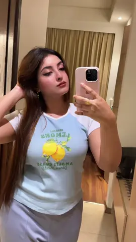 Kabhi kabhi khud me kho jana bhi zaroori hai..😌❤️#hussainyousra_ll #trending #makeup_studio_by_yousra💋 #unfrezzmyaccount #fyp 