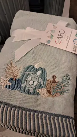 Beals was adorable. #beachvibes #fall #beals #deals #windowshopping 