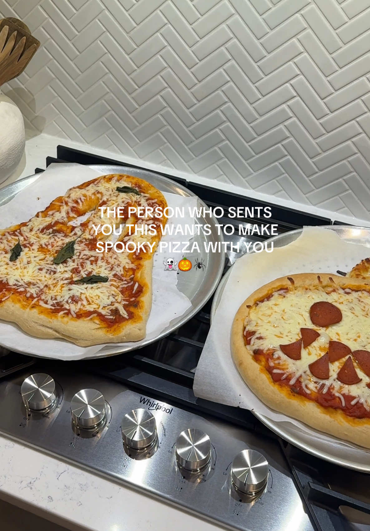 Your sign to have a spooky pizza date! 🍕👻  #ghostpizza #halloweenfood #spookypizza #halloweendate #dateideas 