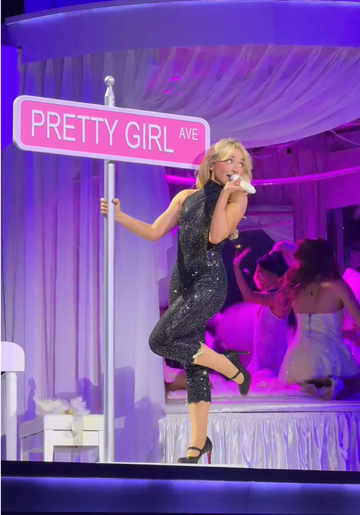 we all live on pretty girl ave  @Sabrina Carpenter @Team Sabrina #shortnsweetdeluxepittsburgh #shortnsweetpittsburgh #pittsburghpa #sabrinacarpenter #housetoursabrinacarpenter 