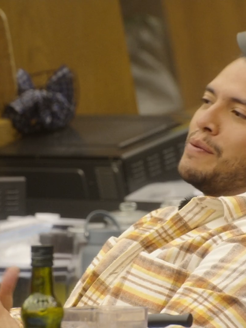 Teo nos cuenta su historia de amor. 🥰 Lunes a viernes 9:00 p.m. por #AztecaUNO.⁣⁣ Domingo La Gala 8:00 p.m. por Azteca UNO.⁣⁣ ⁣⁣ #LaGranjaVIP 🌾 Transmisión 24/7 en #DisneyPlus experiencia completa.