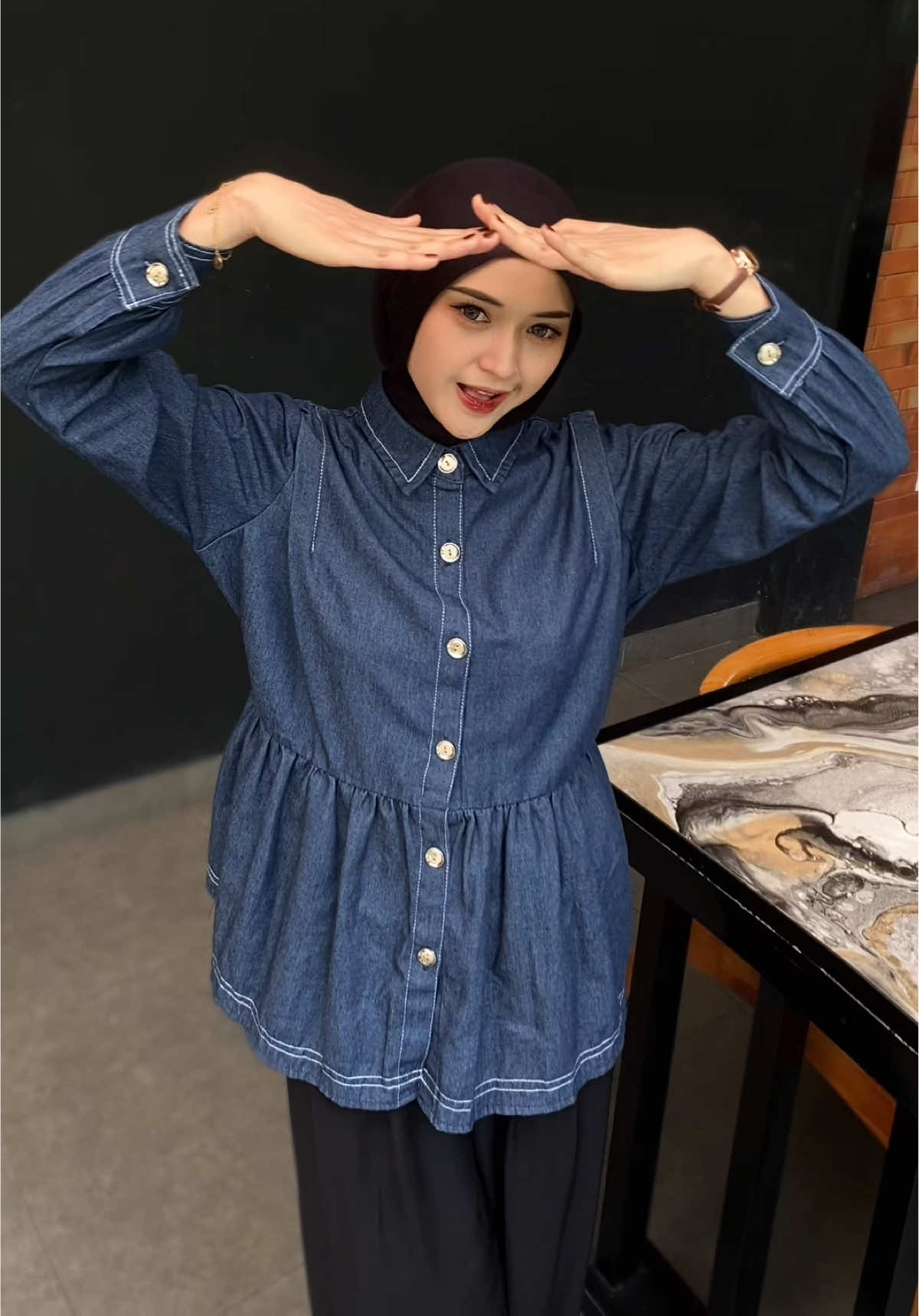 After nyobain banyak style, akhirnya nyobain per-deniman, and honestly I'M IN LOVE 🥹💙 #promomakangajian #kemejawispie #kemejadenim #blousedenim #atasanwanita 