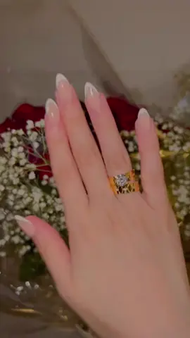 لاتكلموني مخطوبه🤭🤭👀💋.  يحتوينَي وكـأنني طفلتهُ الوحيده 🥺🤭👀💋.  @Abdul Razzak Sy  #هاشتاقات #مشاهير_تيك_توك #capcut #تصميمي🌚 #حبيبي❤️ 