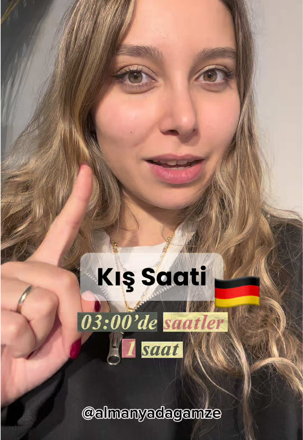⚠️ Bu gece saatleri geri almayı unutmayın! ⏰ 25’i 26’sına bağlayan gece 03:00’te saatler 1 saat geri alınıyor. 🌤️ Sabahlar daha aydınlık, 🌙 akşamlar daha erken karanlık! Kış saati başladı! ❄️ #kışsaati #saatgerialınıyor #avrupa #almanya #almanyadakitürkler 