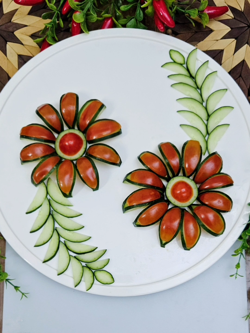 Lindas flores pra vocês!🥒🍅😍 #saladas #foodart #flores #artistatiktok #cozinheira 
