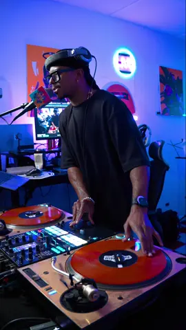 Practicing new DJ scratch flows using the verses & sounds of the lyrics 👏🏽 #djtiktok #turntable #dj 