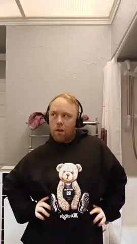 #naughtyraverz #underfeetedraverzz 