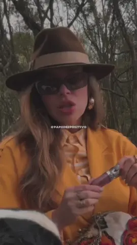 Você não é mais a mesma pessoa, e isso é um sinal de que algo dentro de você finalmente acordou. Aquela antiga versão que aceitava tudo em silêncio, que se moldava para caber nos espaços dos outros, era só uma adaptação para sobreviver. Mas o preço de viver domesticada é alto demais, a gente começa a se perder de si mesma. Crescer dói, mas é uma dor de liberdade, não de prisão. Ser diferente agora é a prova de que você se escolheu. De que entendeu que não dá mais pra ser a versão que agradava todo mundo, mas esquecia de agradar a própria alma. O silêncio virou limite, a calma virou força e a solidão deixou de ser castigo para se tornar descanso. É assim que a gente descobre quem realmente é: quando já não cabe mais nos papéis que antes pareciam certos. Não se culpe por mudar, por desapegar, por se reinventar. As pessoas podem até dizer que você está diferente, mas isso é o maior elogio que alguém pode te dar. Porque ser a mesma, depois de tudo o que viveu, seria negar o quanto você evoluiu. Créditos: @morganaklein  #autoconhecimento #mudança #reflexão 