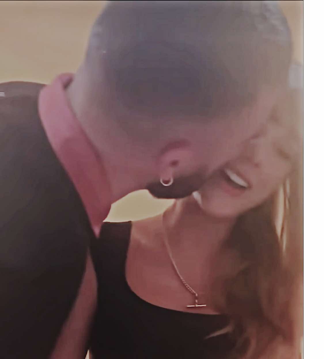 have a couple kids got the whole block looking like youuu 🙂‍↕️🤞 | #traviskelce #tayorswift #tayvis #nfl #fyp @michelle ❦ @theo @snicks_ak @falsebeaa @Nana! @fxd @aracely @ℳ𝓎𝒶𝒽 ♡₊˚ @Lottie @madi 🌟 