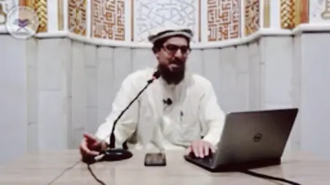 عن صفوان؛ وهو ابن عبد الله بن صفوان، وكانت تحته الدرداء، قال: قَدِمْتُ الشَّامَ، فأتَيْتُ أَبَا الدَّرْدَاءِ في مَنْزِلِهِ، فَلَمْ أَجِدْهُ وَوَجَدْتُ أُمَّ الدَّرْدَاءِ، فَقالَتْ: أَتُرِيدُ الحَجَّ العَامَ، فَقُلتُ: نَعَمْ، قالَتْ: فَادْعُ اللَّهَ لَنَا بخَيْرٍ، فإنَّ النبيَّ صَلَّى اللَّهُ عليه وَسَلَّمَ كانَ يقولُ: دَعْوَةُ المَرْءِ المُسْلِمِ لأَخِيهِ بظَهْرِ الغَيْبِ مُسْتَجَابَةٌ، عِنْدَ رَأْسِهِ مَلَكٌ مُوَكَّلٌ كُلَّما دَعَا لأَخِيهِ بخَيْرٍ، قالَ المَلَكُ المُوَكَّلُ بهِ: آمِينَ وَلَكَ بمِثْلٍ. خلاصة حكم المحدث : [صحيح] الراوي : أم الدرداء | المحدث : مسلم  | المصدر : صحيح مسلم  | الصفحة أو الرقم : 2733 | التخريج : أخرجه أحمد (27559) بلفظه،  وابن أبي شيبة (29768) باختلاف يسير،  وابن ماجه (2895) بنحوه .