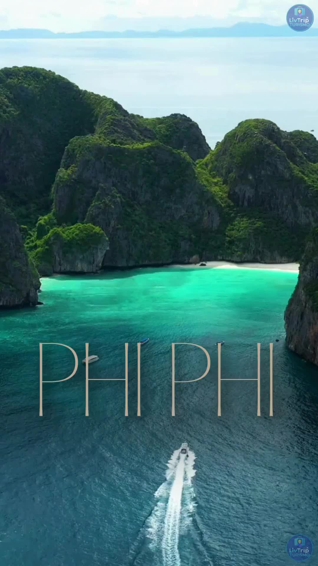 🏝️ Um dos lugares mais fotografados do mundo — e com razão! As Ilhas Phi Phi encantam com penhascos impressionantes, mar azul-esmeralda e uma vida marinha espetacular. Você sabia que a famosa praia de “O Segredo do Paraíso” (filme com Leonardo DiCaprio) foi gravada aqui? 🎬 🌺 Ideal para quem busca aventura, natureza e relaxamento em um só destino. 💬 Que tal viver essa experiência cinematográfica? A LIVTRIP TURISMO organiza tudo pra você! #livtripturismo #PhiPhiIslands #Tailandia #TurismoDeExperiência #MarTurquesa #ViagemDosSonhos #ParaísoNatural #RoteiroExclusivo