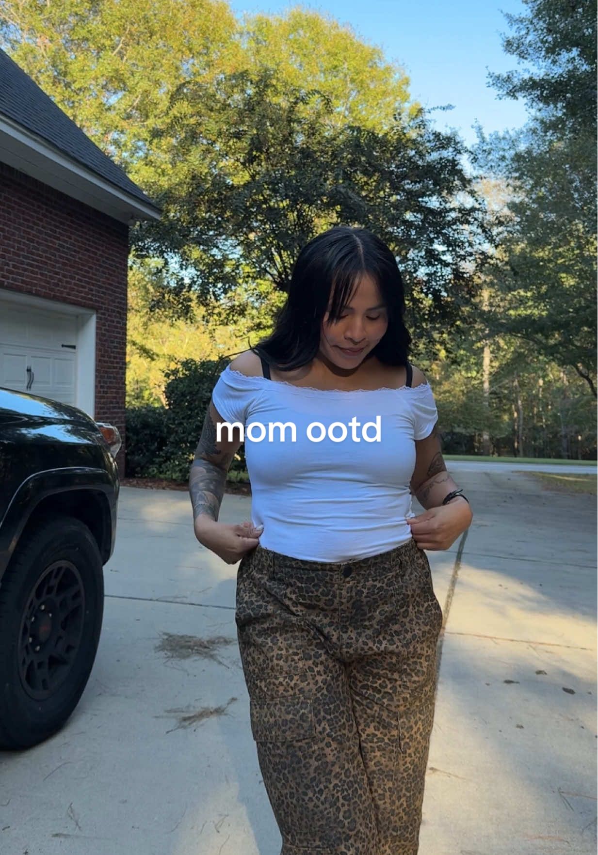 documenting the days I feel good🤍 also these pants are from @Walmart the no boundaries line for $16 bucks. fit me until Inwas 6/12 months pregnant too. best investment  : : . #OOTD #outfitinspo #momootd 