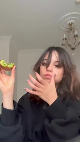 Kiwi 🥝 #JennaOrtega #eating #fyp #viral 