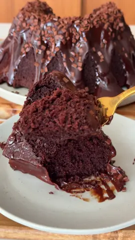 Bolo de chocolate com café  Ingredientes:  4 ovos  1 xícara de açúcar  180 mls de óleo  1/2 xícara de chocolate em pó 50%  220 mls de café expresso bem quente  2 xícaras de farinha de trigo  1 pitada de bicarbonato de sódio  1 colher de sopa de fermento em pó  Modo de preparo no vídeo.  Unte uma forma com furo no meio com desmoldante ( ou manteiga e chocolate em pó) e leve pra assar em forno pré aquecido à 180 graus por 45 minutos!  Ganache:  200g de chocolate meio amargo  200g de creme de leite  Misture os dois e leve pro microondas por 1 minuto, misture bem e jogue por cima do bolo, finalize com granulados. 