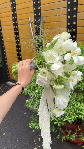 Hoa cưới dáng thác đổ theo yêu cầu cô dâu💕🌷