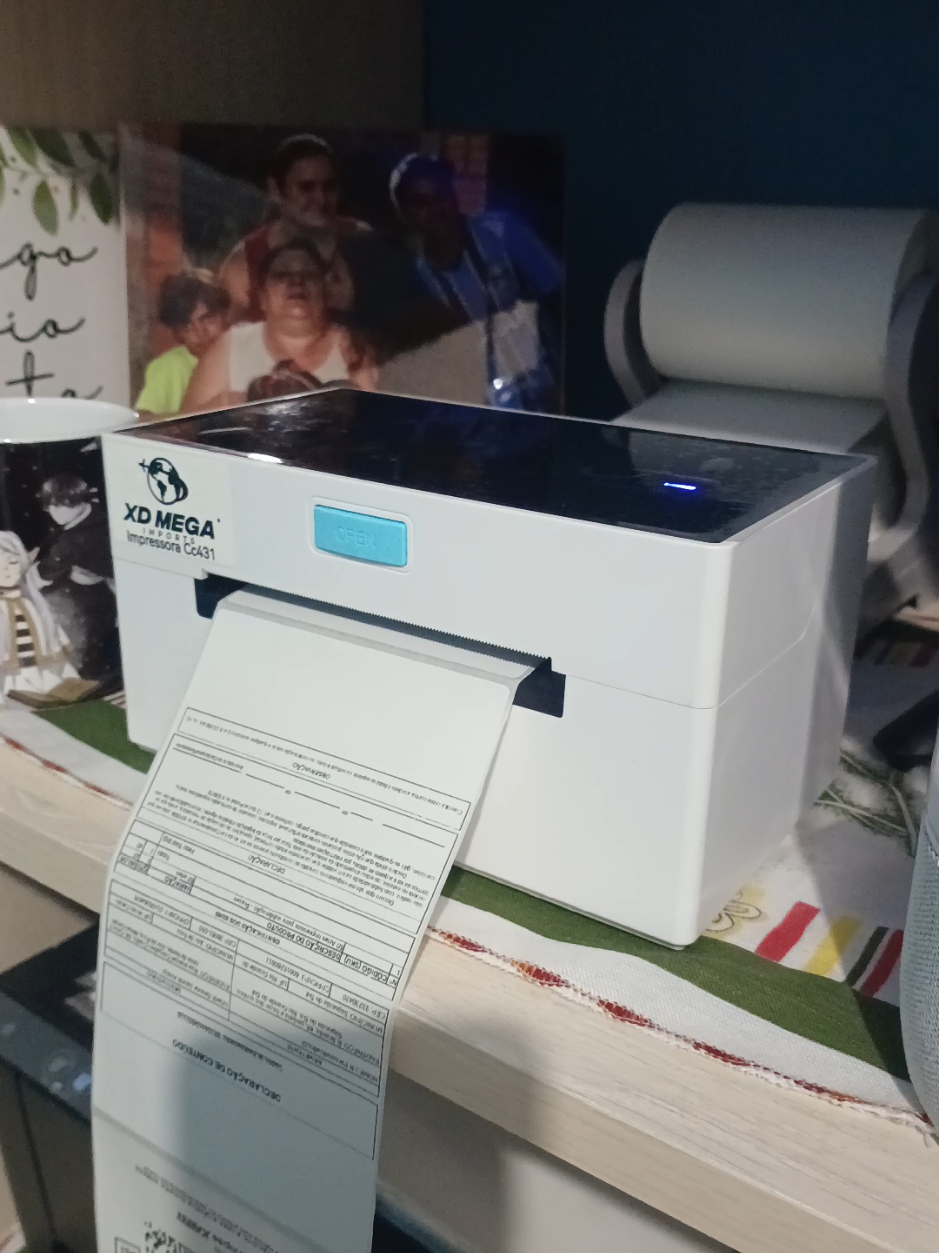 Impressora para envios da shopee. Ela me salva muito ❤️ Térmica, não precisa de tinta aceita outros modelos de adesivo e etiquetas (desde que sejam adesivos térmicos também). Super prática e fácil de usar ❤️ Link nos comentários 
