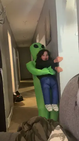 😂😂😂 #aliencostume #halloween #2025 #nativetiktok 